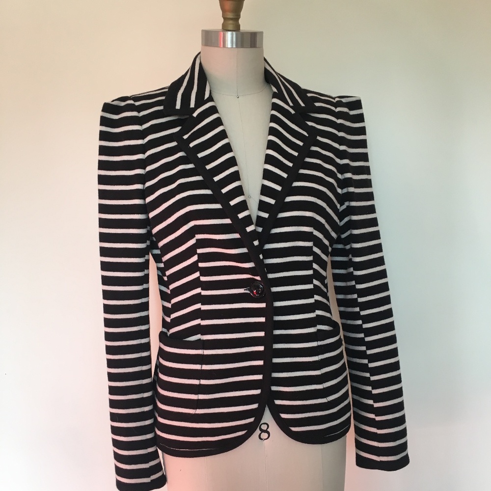Tailored Blazer With Structured Shoulder - image 1